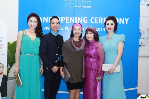 Doanh nh&acirc;n Vũ Th&uacute;y Nga, NSND L&ecirc; Khanh c&ugrave;ng kh&aacute;ch mời trong sự kiện khai trương PPP Clinic thứ 7 tại H&agrave; Nội