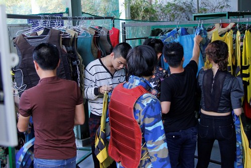 Các NTK nhanh chóng thay đồ để bước vào 'cuộc chiến.