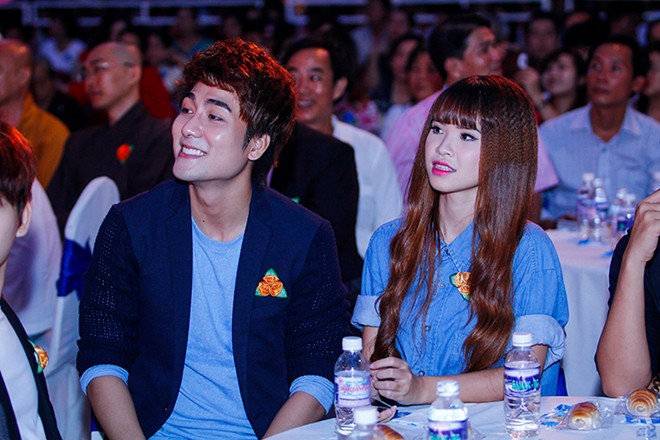 Khởi My và những người bạn chăm chú theo dõi các anh chị đồng nghiệp biểu diễn trong chương trình.
