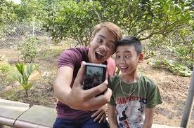 H&ugrave;ng muốn em trai c&oacute; thể tự h&agrave;o về m&igrave;nh