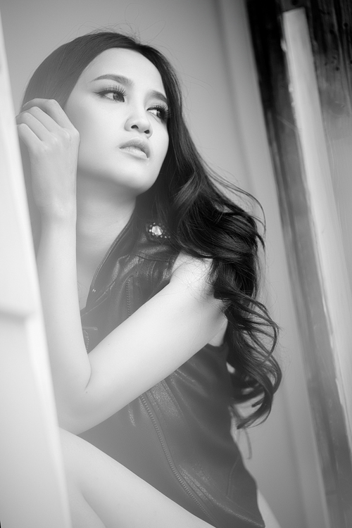Chân dài góp mặt trong nhiều show thời trang tại TP HCM, đồng thời chụp hình quảng cáo cho nhiều thương hiệu nhờ gương mặt thanh tú và thân hình nóng bỏng. Cô sở hữu chiều cao 1m72 với số đo ba vòng 85-62-90.