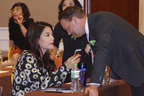 Tr&ograve; chuyện th&acirc;n mật với trai lạ.