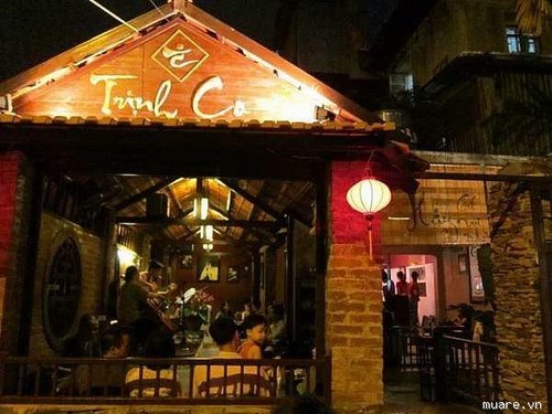 Kh&ocirc;ng gian cafe nhạc Trịnh nằm khuất s&acirc;u trong phố cafe T&ocirc; Hiệu