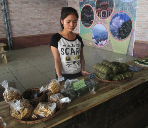 B&aacute;nh ngải Lạng Sơn, rượu Mẫu Sơn được b&agrave;y b&aacute;n tại Li&ecirc;n hoan du lịch l&agrave;ng nghề.