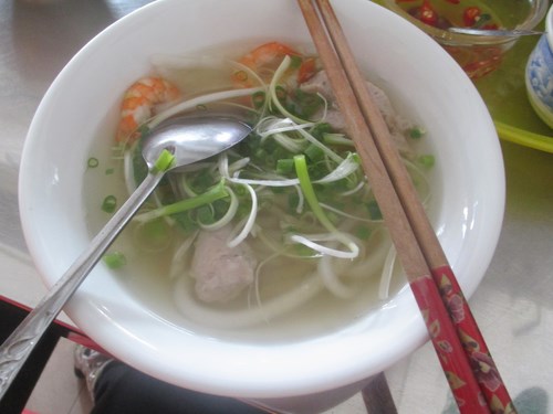 Khi đ&atilde; th&ecirc;m h&agrave;nh v&agrave; gia vị m&oacute;n b&aacute;nh canh tr&ocirc;ng ngon mắt hơn
