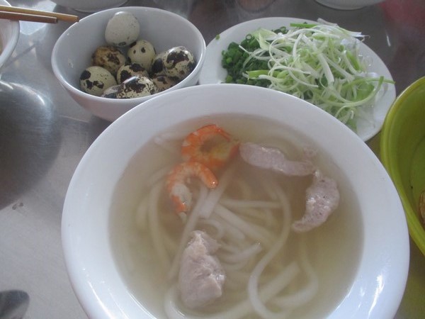B&aacute;nh canh Đ&agrave; Nẵng k&egrave;m gia vị v&agrave; trứng c&uacute;t
