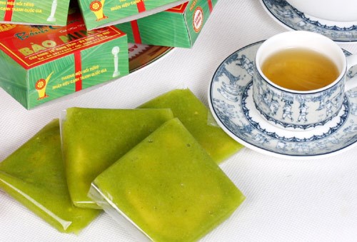 Thưởng thức b&aacute;nh cốm b&ecirc;n ly tr&agrave; mạn thơm ngon. Ảnh minh họa