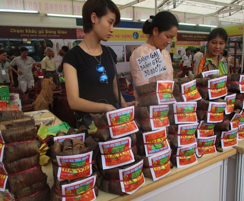 B&aacute;nh gai Hải Dương thơm dẻo b&agrave;y b&aacute;n tại Li&ecirc;n hoan Du lịch l&agrave;ng nghề.