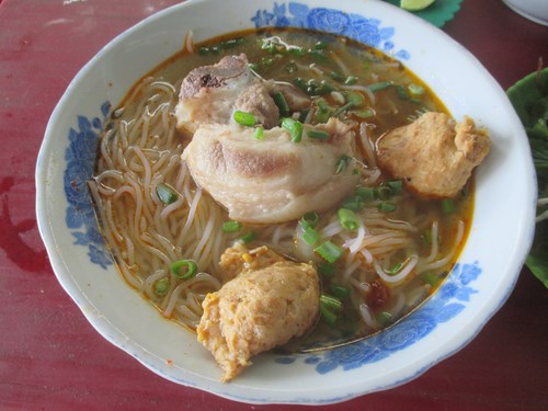 B&aacute;t b&uacute;n ri&ecirc;u cua đầy đặn v&agrave; nghi ng&uacute;t kh&oacute;i
