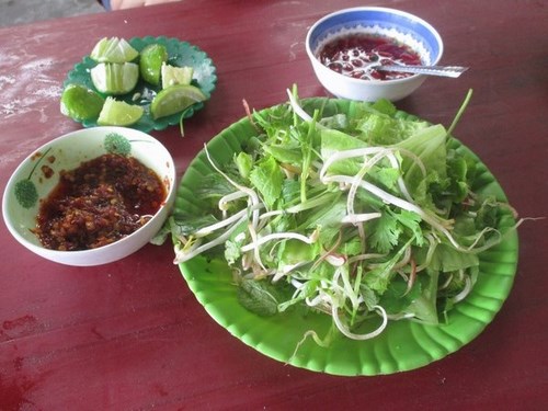 Rau sống l&agrave; gia vị ăn k&egrave;m kh&ocirc;ng thể thiếu của b&uacute;n ri&ecirc;u cua