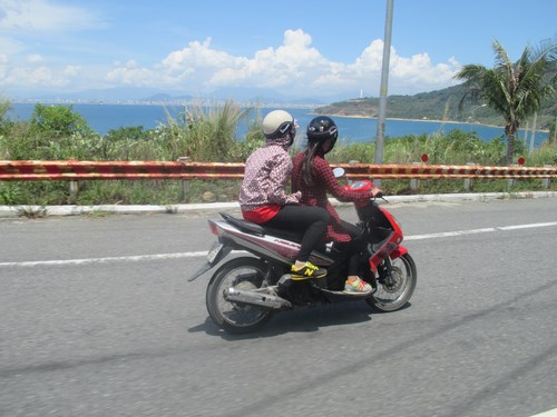 Đường l&ecirc;n Sơn Tr&agrave; gian nan, hiểm trở