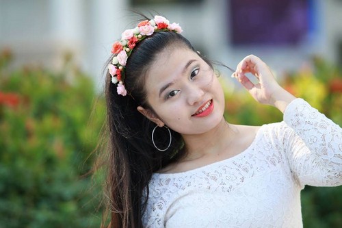 Thừa hưởng từ mẹ t&iacute;nh c&aacute;ch c&aacute; t&iacute;nh, sắc sảo song vẫn giữ n&eacute;t hiền dịu, nết na, nghệ sỹ trẻ Vương Linh lu&ocirc;n tự h&agrave;o khi c&oacute; mẹ ủng hộ tr&ecirc;n con đường nghệ thuật. Ảnh NVCC