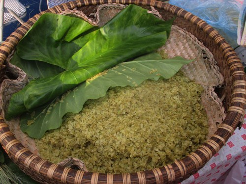 Đặc sản cốm l&agrave;ng V&ograve;ng, x&ocirc;i cốm Mễ Tr&igrave; thơm dẻo.
