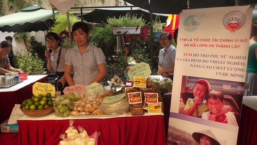 Gian h&agrave;ng ẩm thực qu&ecirc; tại hội chợ.