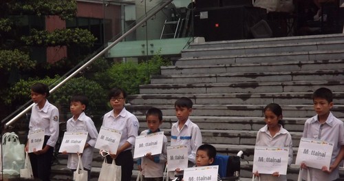 Mười học sinh c&oacute; ho&agrave;n cảnh kh&oacute; khăn tại c&aacute;c tỉnh, th&agrave;nh ở miền Bắc nhận học bổng của chương tr&igrave;nh 