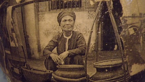 N&eacute;t sinh hoạt h&agrave;ng ng&agrave;y quen thuộc tr&ecirc;n từng g&oacute;c phố cổ H&agrave; Nội.