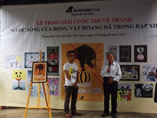 Gi&aacute;o sư Đặng Huy Huỳnh (b&ecirc;n phải) - gi&aacute;m khảo cuộc thi vẽ tranh 