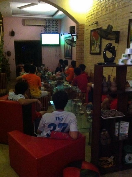 Dating cafe c&ugrave;ng người h&acirc;m mộ ch&aacute;y vơis những trận cầu đỉnh cao