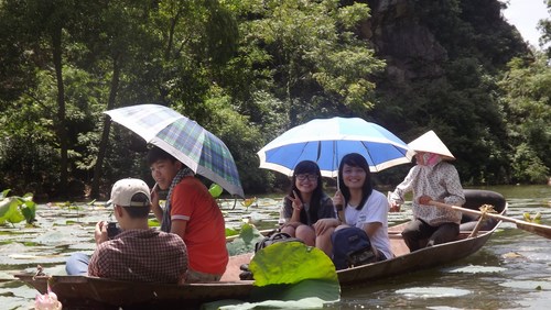 Kh&aacute;ch lựa chọn đi thuyền để c&oacute; thể chi&ecirc;m ngưỡng chậm 