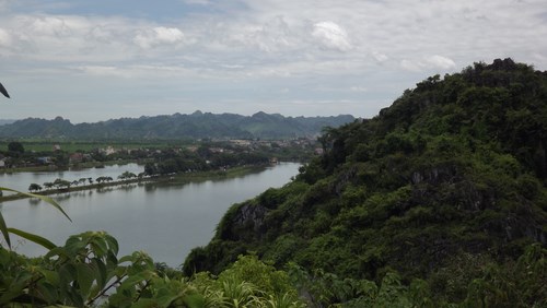 Tr&ecirc;n đỉnh Hoa Quả Sơn nh&igrave;n xuống hồ