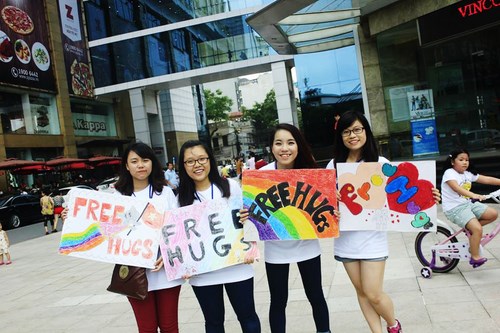 Free Hugs 2014 với th&ocirc;ng điệp t&ocirc;n vinh sự đa dạng