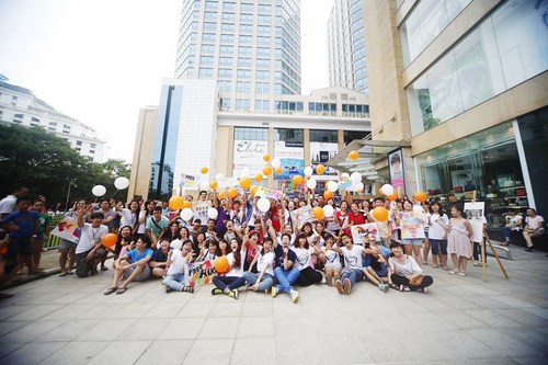 Tiết mục thả b&oacute;ng bay kh&eacute;p lại chương tr&igrave;nh ng&agrave;y hội &ocirc;m miễn ph&iacute; 2014