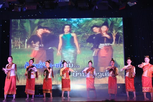 Tiết mục đậm chất d&acirc;n gian của đất bạn L&agrave;o do sinh vi&ecirc;n L&agrave;o tại Học viện biểu diễn.