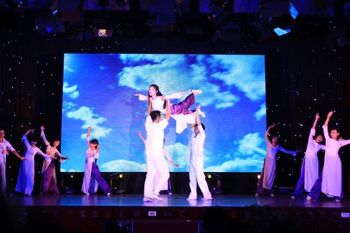 Tiết mục &ldquo;Tạm biệt chim &eacute;n&rdquo; của đội T&igrave;nh nguyện xung k&iacute;ch Học viện B&aacute;o ch&iacute; v&agrave; tuy&ecirc;n truyền