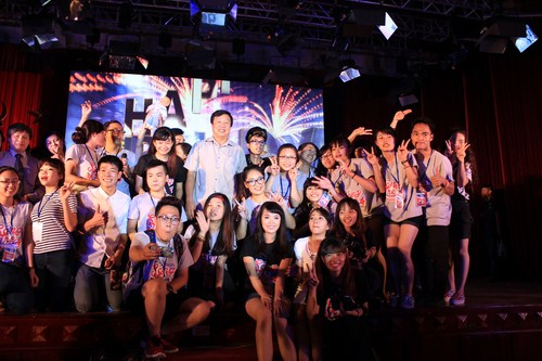 Ban tổ chức chương tr&igrave;nh S&oacute;ng trẻ chụp ảnh kỷ niệm c&ugrave;ng c&aacute;c thầy c&ocirc; trong khoa nh&acirc;n kỷ niệm sinh nhật lần thứ 11 của khoa Ph&aacute;t thanh &ndash; Truyền h&igrave;nh.