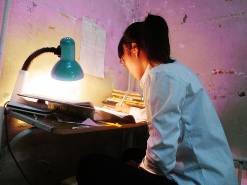 Hạnh Nguy&ecirc;n lu&ocirc;n nỗ lực học tập để c&oacute; thể gi&agrave;nh được những suất học bổng cho sinh vi&ecirc;n ở trường để c&oacute; thể trang trải cuộc sống. 