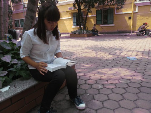 Giờ nghỉ trưa, Nguy&ecirc;n thường ở lại trường, tranh thủ xem lại b&igrave; giảng của thầy để nắm bắt kiến thức tốt hơn.