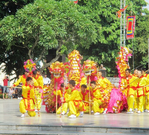 Ông Tô Văn Động – giám đốc Sở văn hóa thể thao và du lịch thành phố Hà Nội nhấn mạnh: Liên hoan múa rồng là hoạt động nghệ thuật nhằm tôn vinh bản sắc văn hóa đặc sắc của dân tộc Việt. Hơn thế nữa, Rồng được xem là linh vật của Việt Nam xuất phát từ truyền thuyết “Con Rồng cháu Tiên” bởi vậy đây được xem là hoạt động thường niên giàu ý nghĩa và mang giá trị văn hóa tốt đẹp”.