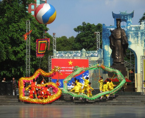 Được tổ chức quy mô hơn và ngay tại tượng đài Lý Thái Tổ - một địa điểm thiêng liêng, các đội múa Rồng đã mang đến những màn biểu diễn đa dạng, đẹp mắt, tạo dáng Rồng chầu, Rồng cuốn, Rồng uốn lượn, Rồng thăng hay tạo hình bông sen, ngôi sao, thuyền rồng rực rỡ, Rồng tạo hình 60 năm nhân dịp kỷ niệm Giải phóng thủ đô.