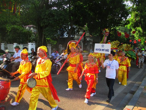Nét mới của Liên hoan múa Rồng năm nay đó là sau khi trình diễn tại sân khấu của tượng đài Lý Thái Tổ, các đội chơi tiếp tục biểu diễn vòng quanh khu vực bờ hồ Hoàn Kiếm để phục vụ người dân, góp phần khuấy động không khí của buổi liên hoan nghệ thuật.