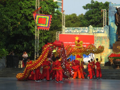 Những động tác mạnh mẽ, dứt khoát, oai phong của các nghệ nhân múa Rồng đã góp phần tạo nên không khí sôi động cho ngày hội.