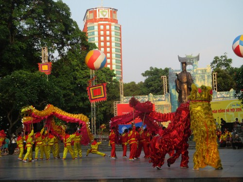 Với vở diễn được dàn dựng công phu, chuyển tải đặc sắc ý nghĩa của đất Thăng Long nơi rồng bay lên hội tụ, đội múa Rồng của huyện Chương Mỹ đã giành được giải nhất, ba giải nhì thuộc về các đội của huyện Phúc Thọ, huyện Gia Lâm, quận Nam Từ Liêm cùng với đó là 10 giải ba và 11 giải khuyến khích giành cho các đội còn lại.