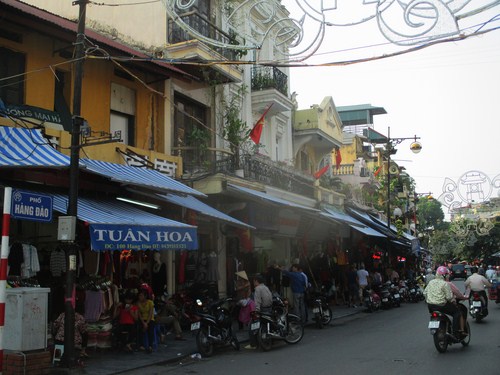 Phố H&agrave;ng Đ&agrave;o nơi 60 năm trước bộ đội ta tiến v&agrave;o để tiếp quản thủ đ&ocirc;.