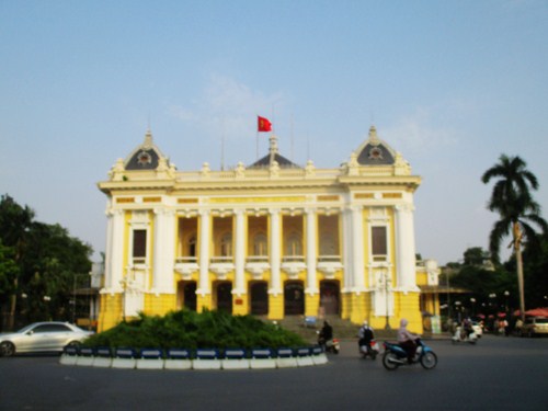 Nh&agrave; h&aacute;t lớn H&agrave; Nội rực rỡ cờ đỏ sao v&agrave;ng ng&agrave;y Giải ph&oacute;ng thủ đ&ocirc;.