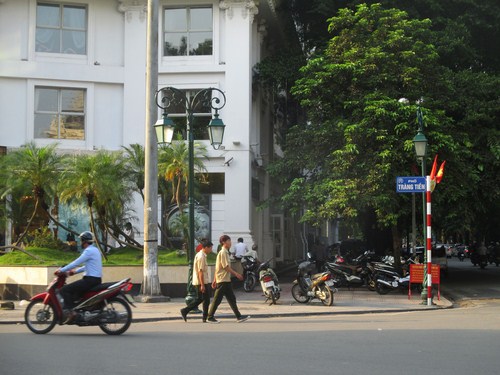 Đường phố Tr&agrave;ng Tiền 60 năm trước vắng tanh trước giờ tiếp quản.