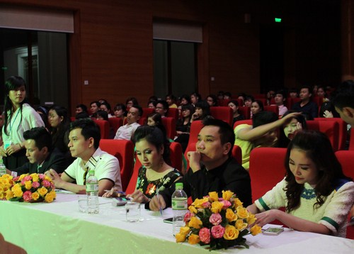 ban gi&aacute;m khảo lần lượt từ tr&aacute;i qua phải: MC Th&ugrave;y Linh, nh&agrave; b&aacute;o Ng&ocirc; B&aacute; Lục, MC Thanh Mai, MC Danh T&ugrave;ng, anh Phạm Thanh Hải