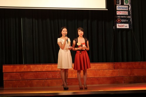 Cặp dẫn đ&ocirc;i Thanh Chung - Minh Huyền trong phần thi talkshow.