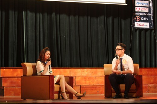 MC Th&ugrave;y Linh trong vai vận động vi&ecirc;n điền kinh khuyết tật tr&ograve; chuyện c&ugrave;ng th&iacute; sinh Tiến Đức.