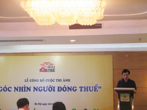 &Ocirc;ng Nguyễn Văn H&ugrave;ng - H&agrave;m Vụ trưởng Vụ B&aacute;o ch&iacute; xuất bản, Ban Tuy&ecirc;n gi&aacute;o Trung ương ph&aacute;t biểu tại lễ ph&aacute;t động cuộc thi ảnh 
