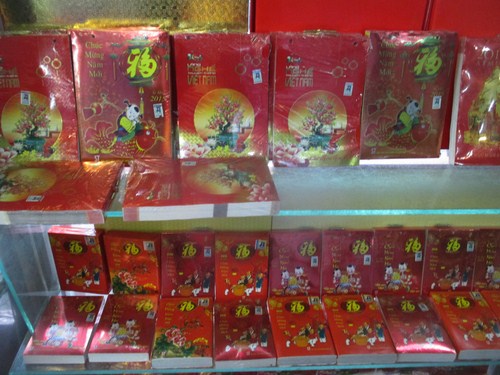 Lịch Tết 2015 bắt đầu rầm rộ trên thị trường. 
