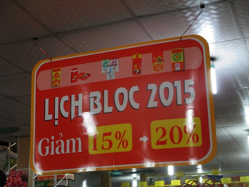 Chương trình giảm giá nhẹ nhằm khuấy động thị trường lịch Tết 2015 tại các nhà sách.