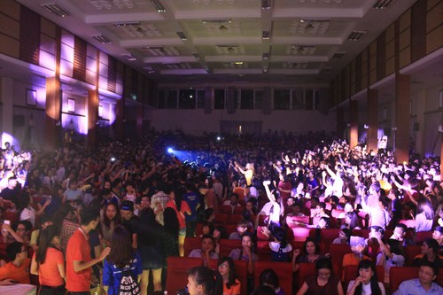 Cả hội trường lớn Học viện B&aacute;o ch&iacute; v&agrave; tuy&ecirc;n truyền 