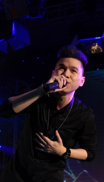 Hưởng ứng sự cổ vũ của kh&aacute;n giả, Ho&agrave;ng T&ocirc;n quậy tung tr&ecirc;n s&acirc;n khấu.