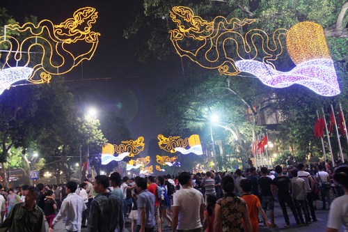 Bắt đầu từ 7 giờ tối, các tuyến phố Hàng Bài, hàng Khay, Tràng Tiền, Đinh Tiên Hoàng xung quanh bờ hồ Hoàn Kiếm bắt đầu tiến hành chắn rào, hạn chế các phương tiện tham gia giao thông di chuyển vào khu vực bờ hồ.
