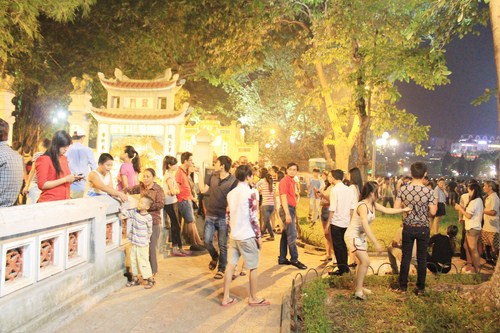 Chen lấn nhau để được vào gần trận địa bắn pháo hoa tầm cao.