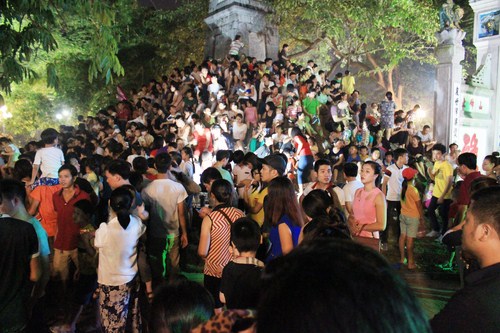 Người dân thủ đô nườm nượp đổ về vây quanh tượng đài Lý Thái Tổ và khu vực đối diện để tìm một vị trí “đắc địa” ngắm pháo hoa tầm cao.